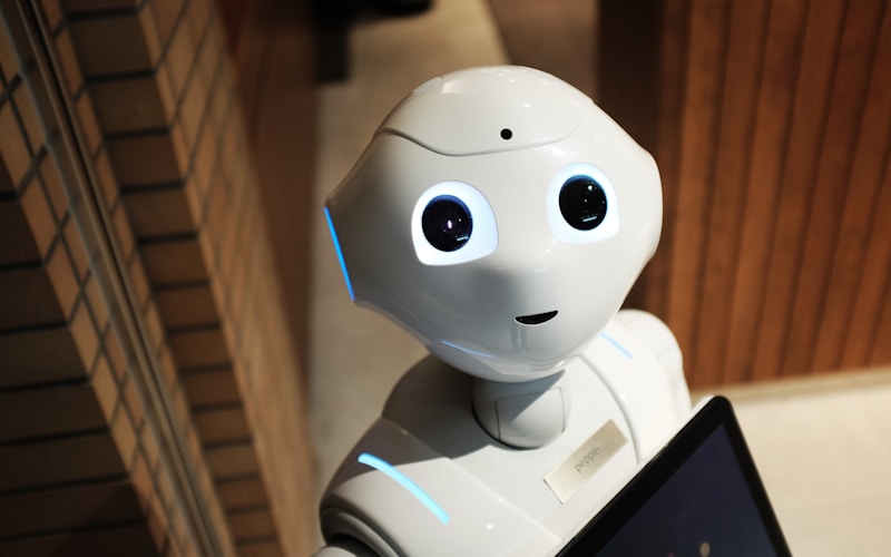 Ilustrasi robot AI yang merepresentasikan Agentic AI sebagai asisten mandiri untuk otomatisasi bisnis