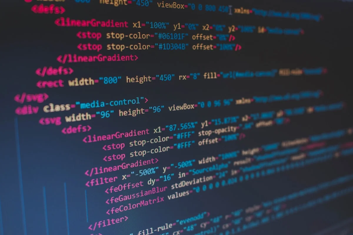 Tampilan layar komputer dengan kode pemrograman yang menjadi simbol pergeseran cara belajar programming di era AI 2026