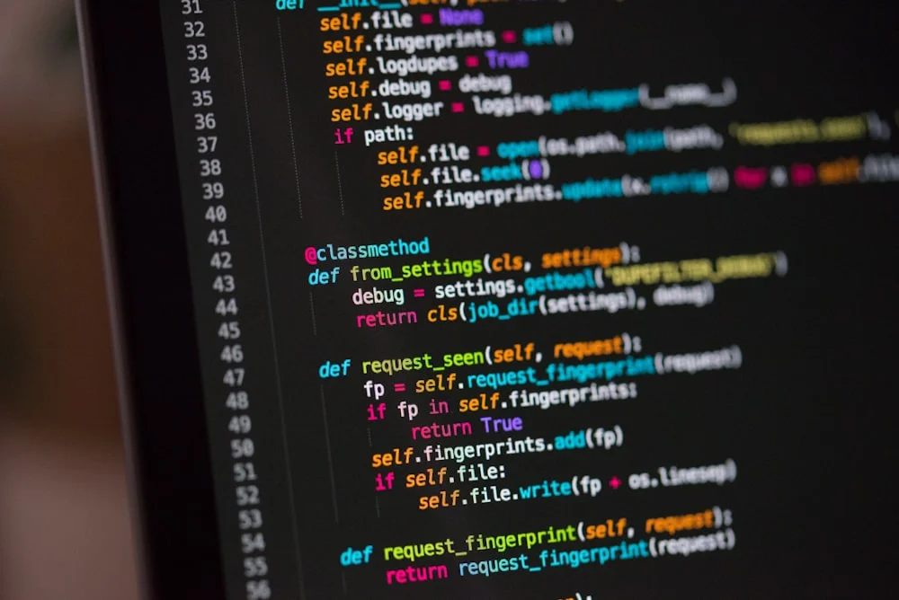 Laptop dengan tampilan kode pemrograman yang melambangkan transformasi cara belajar development di era AI