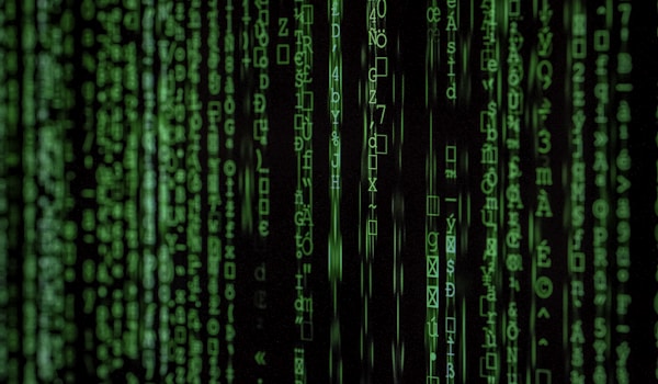 Ilustrasi layar monitor dengan kode binary dan visualisasi serangan brute force terhadap password yang di-hash dengan algoritma lemah