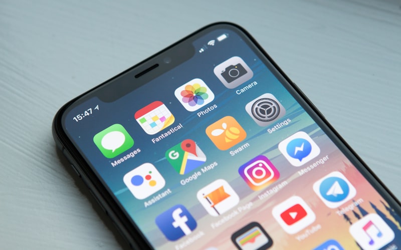 Berbagai perangkat mobile dan tablet menampilkan website yang diuji performanya