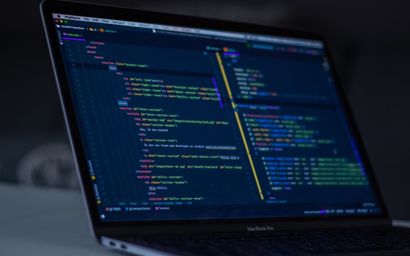 Kode program dan struktur HTML website ditampilkan di editor untuk audit teknis
