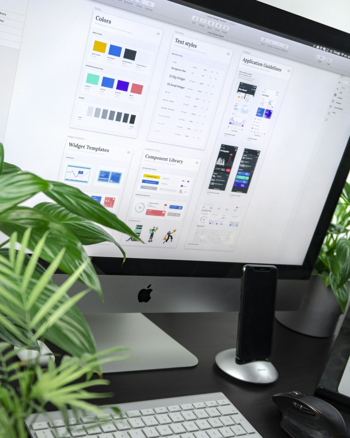 Layar iMac menampilkan gradasi warna yang vibrant, merepresentasikan pentingnya color palette dalam brand identity
