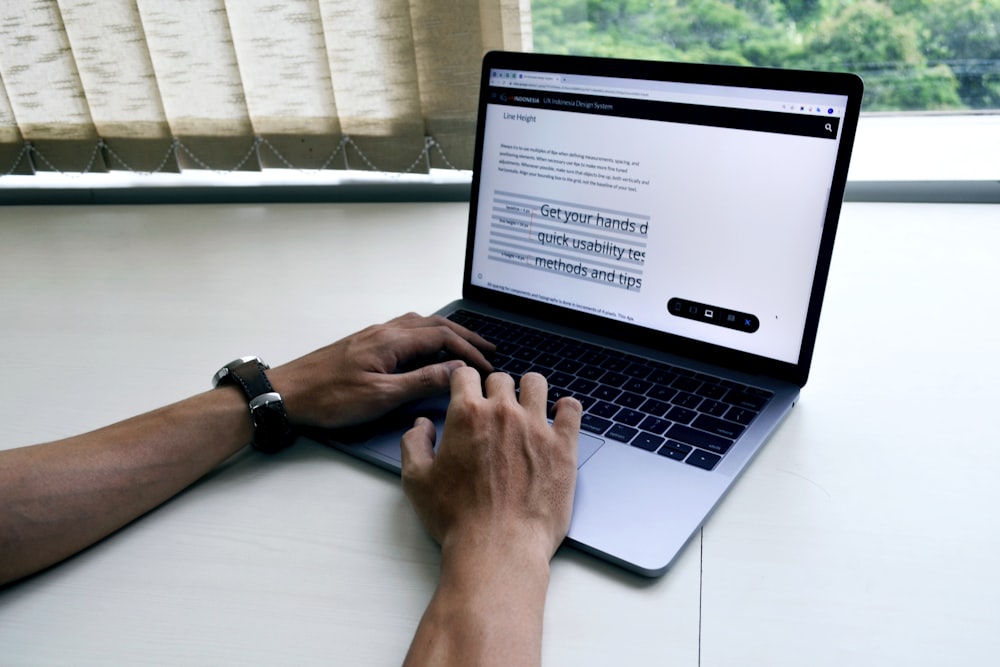 Tim sedang berdiskusi strategi desain brand di depan laptop dengan suasana kolaboratif