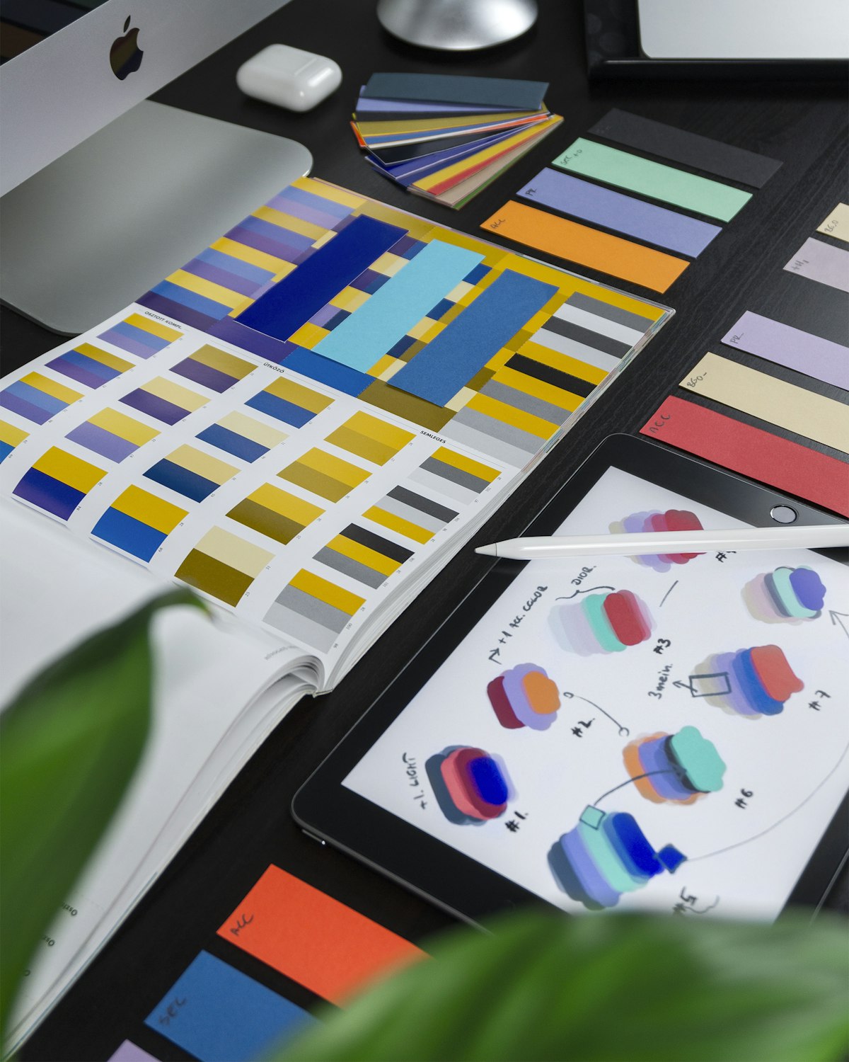 Buku panduan warna brand identity dengan palet warna yang tertata rapi di atas meja kayu