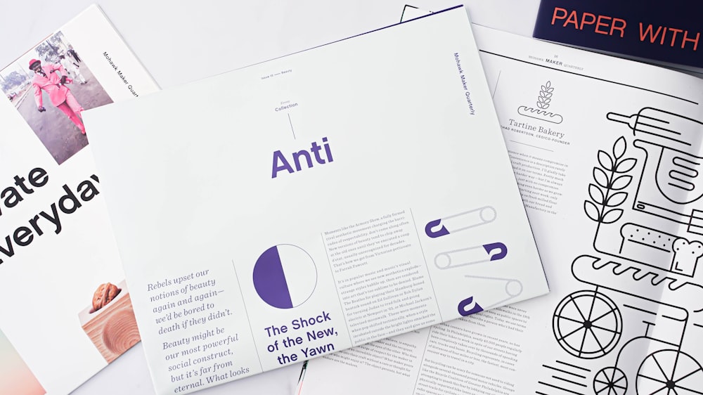 Desain tipografi dengan huruf-huruf yang tertata artistik di atas kertas, merepresentasikan pentingnya typography dalam brand identity