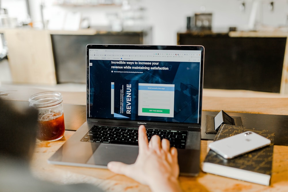 MacBook yang menyala menampilkan workspace untuk copywriting dan optimasi konten landing page