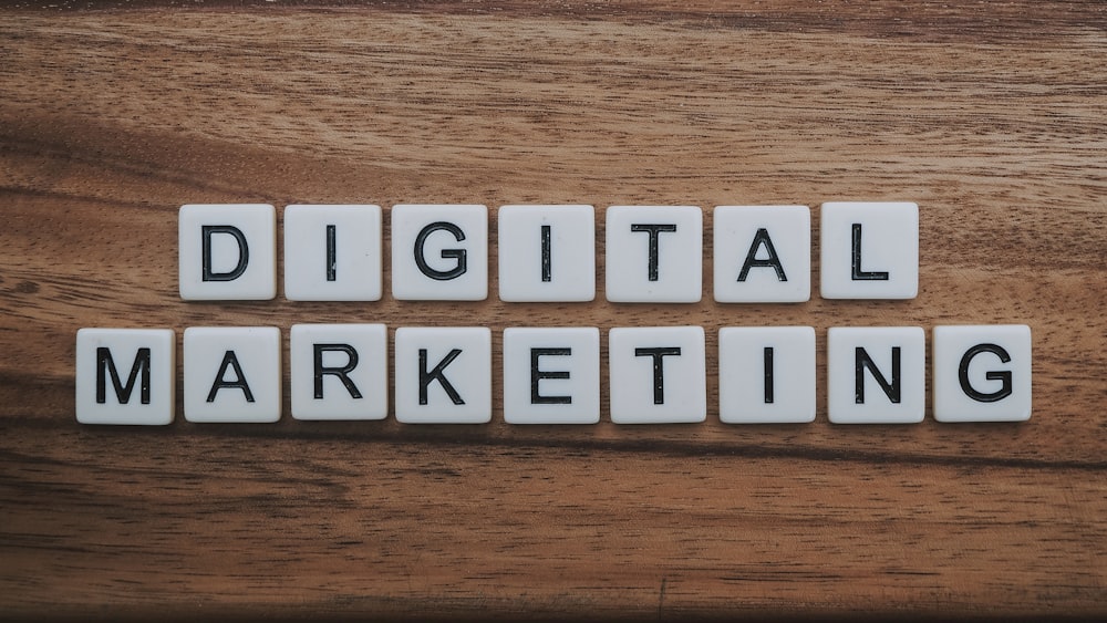 Konsep strategi pemasaran digital dengan elemen-elemen marketing di atas permukaan kayu coklat
