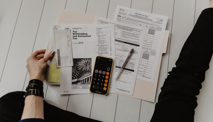 Kalkulator dan laporan keuangan digital yang melambangkan perhitungan ROI investasi website bisnis