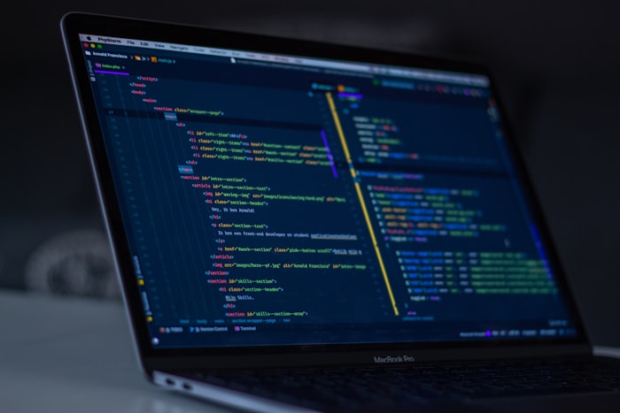 Tampilan kode program di editor yang sedang dioptimasi dan diminifikasi untuk performa website