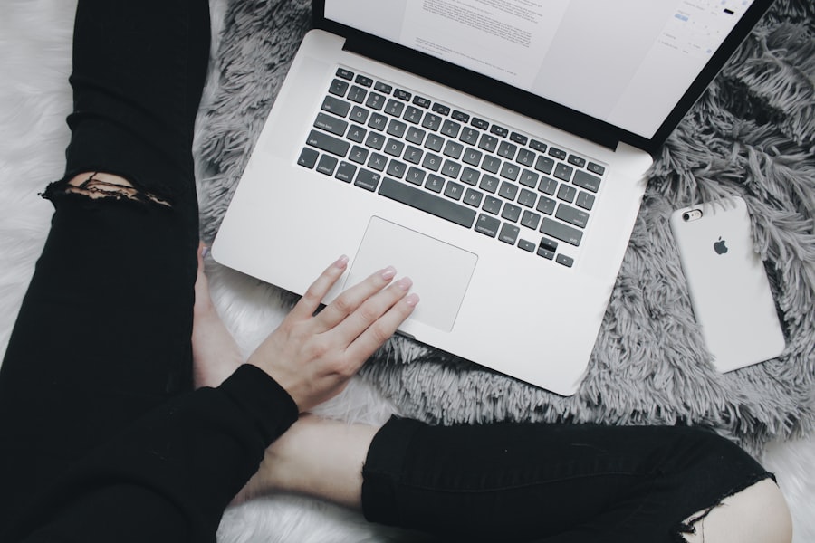 Notebook dan laptop untuk perencanaan strategi konten dan internal linking blog