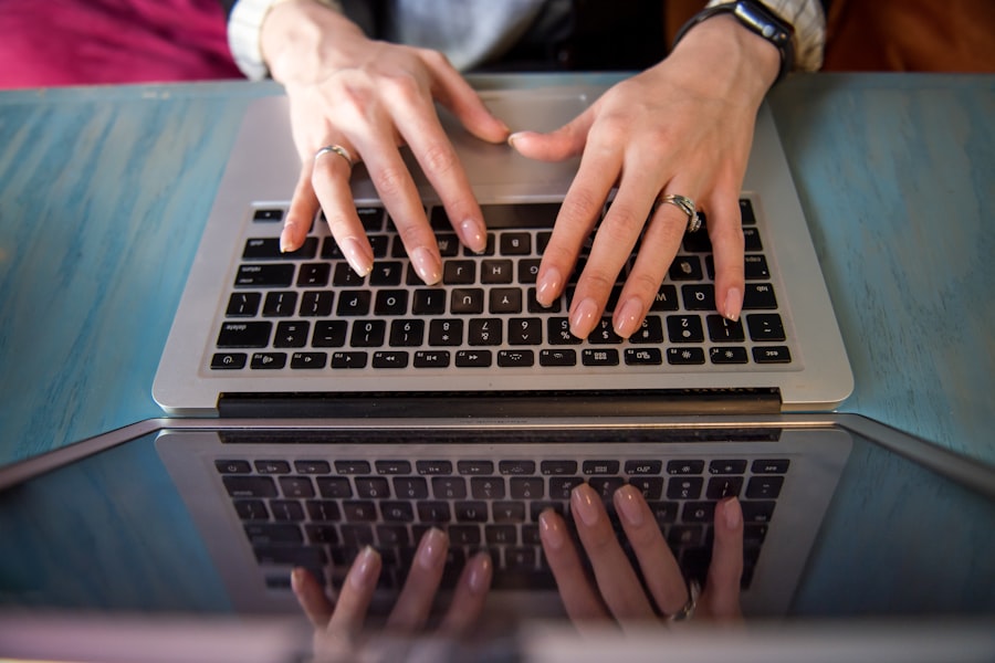 Seseorang sedang menulis blog di laptop di ruang kerja modern yang nyaman