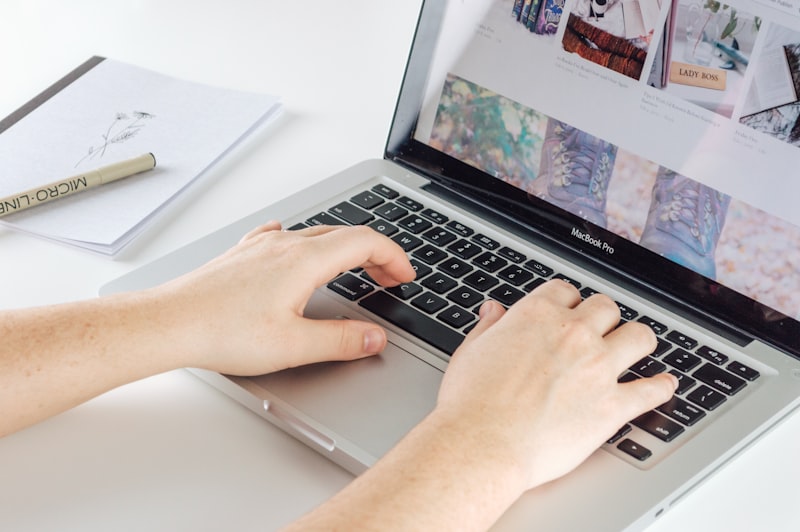 Layar laptop menampilkan optimasi on-page SEO untuk artikel blog
