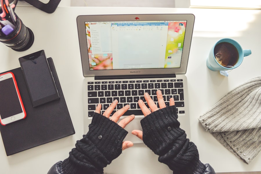 Content creator sedang mengetik artikel blog di laptop dengan struktur konten yang terorganisir