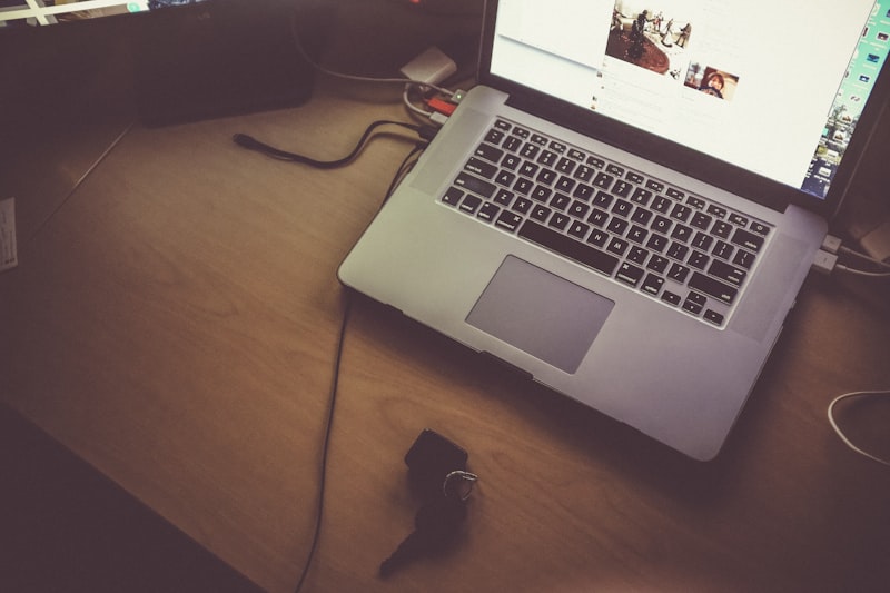 Layar laptop yang menampilkan riset keyword dan analisis SEO untuk konten blog