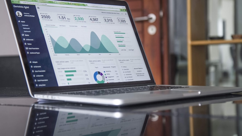Ilustrasi pertumbuhan bisnis dan revenue yang meningkat secara konsisten digambarkan dengan grafik dan data analytics