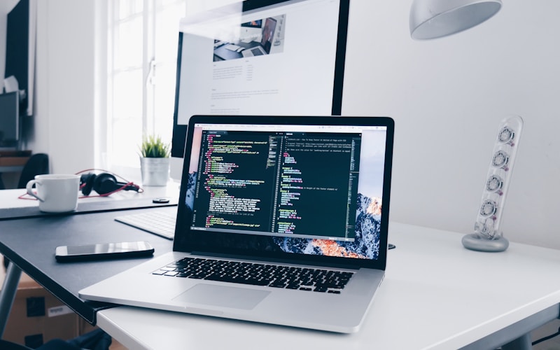 Developer coding di laptop menggunakan platform Cloudflare Workers untuk membangun aplikasi serverless