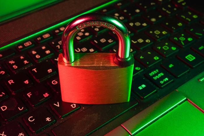 Ilustrasi two-factor authentication dengan smartphone untuk verifikasi login aman