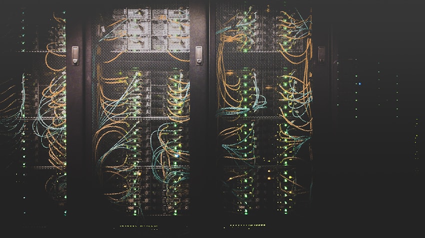 Ilustrasi server data center dengan keamanan jaringan dan firewall untuk melindungi website