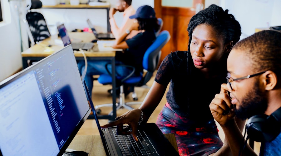 Tim IT support profesional sedang bekerja menangani masalah teknis di ruang kantor modern