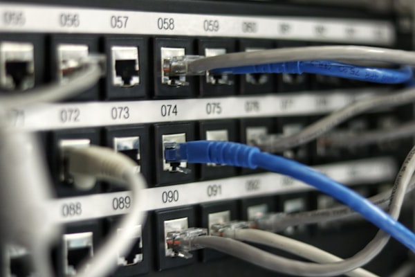 Infrastruktur jaringan kabel dan rak server di ruang data center