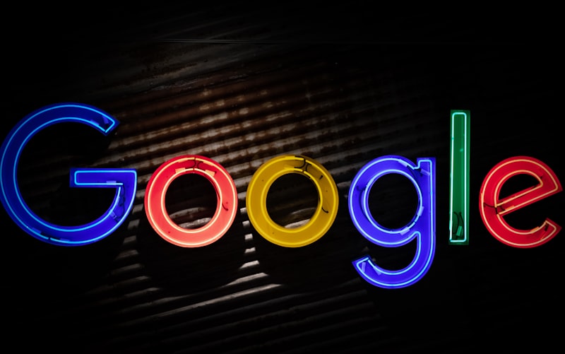 Ilustrasi Google mobile-first indexing dan pencarian via smartphone