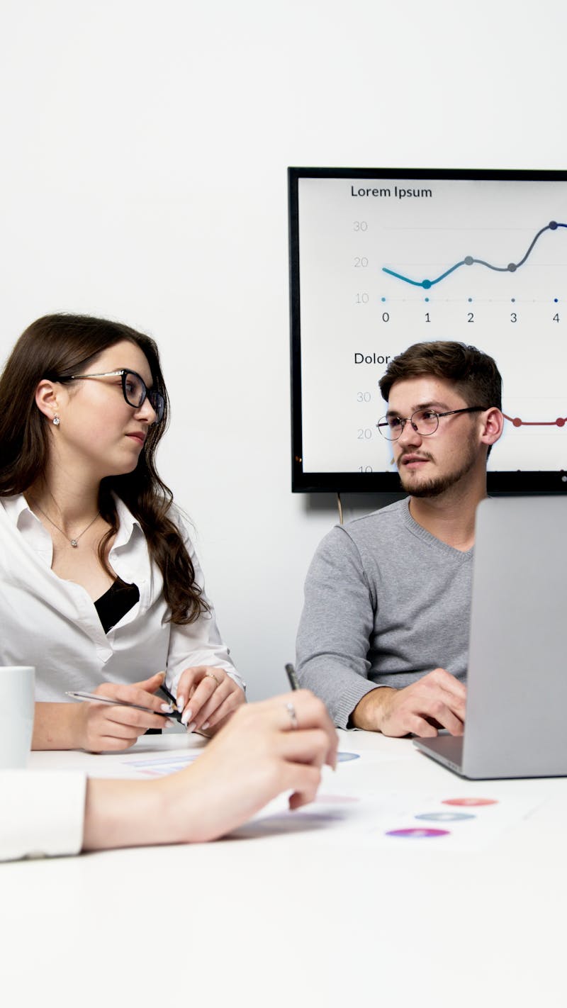 Analisis data dan evaluasi performa digital branding berbasis metrik
