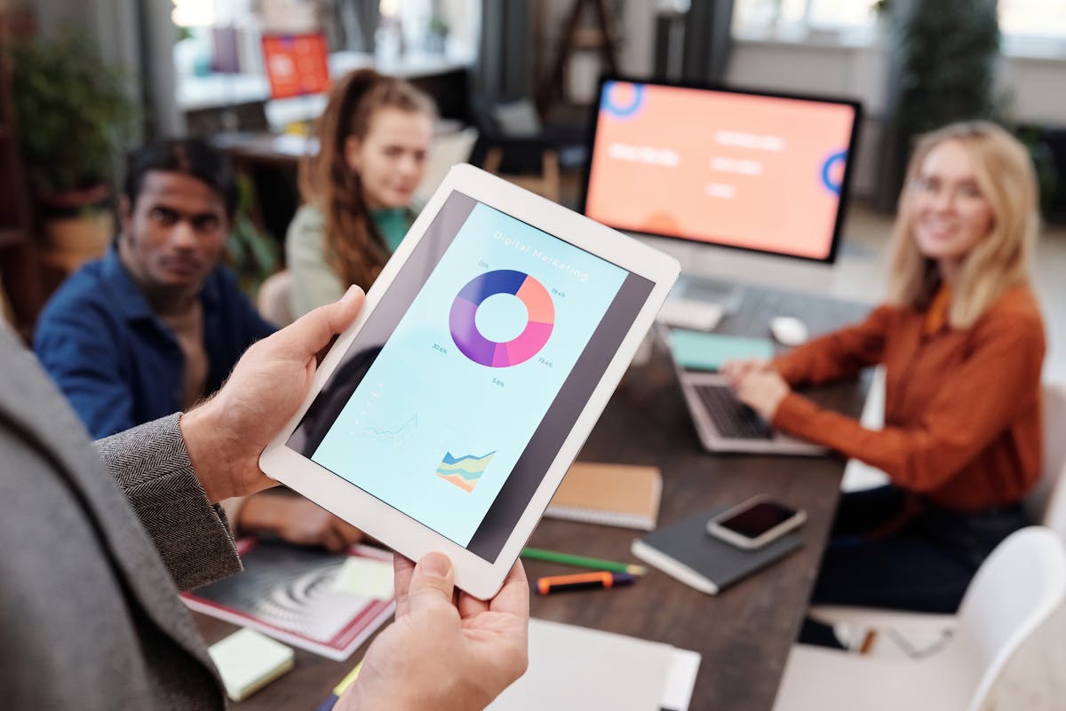 Konsep digital branding dengan elemen visual strategi brand modern