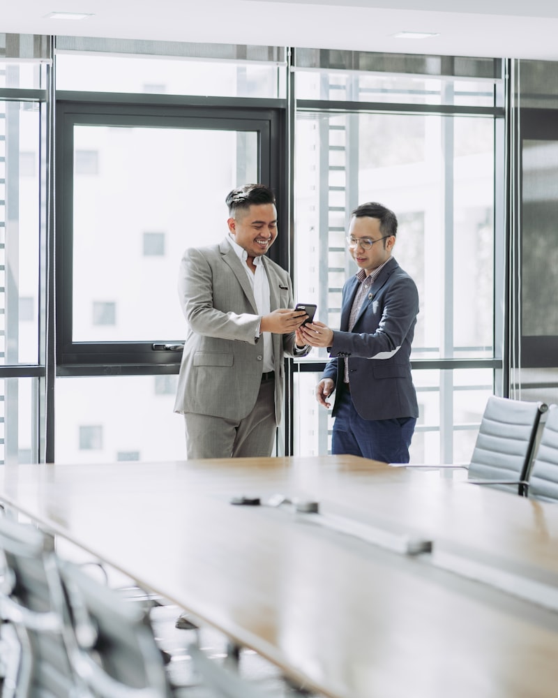 Tim bisnis sedang melihat smartphone membahas strategi pelanggan