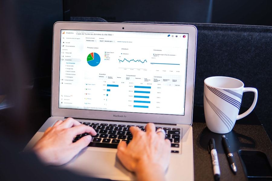 Orang bekerja di laptop dengan tampilan workspace CRM yang modern