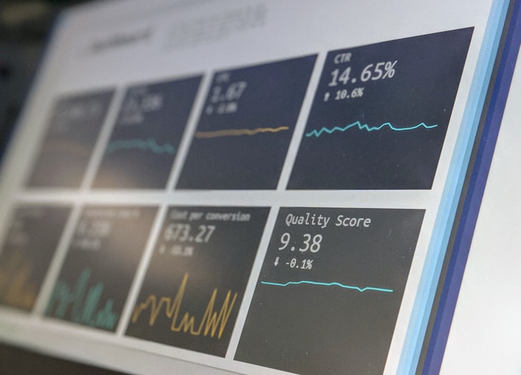 Layar monitoring dengan grafik dan dashboard analytics untuk monitoring CRM