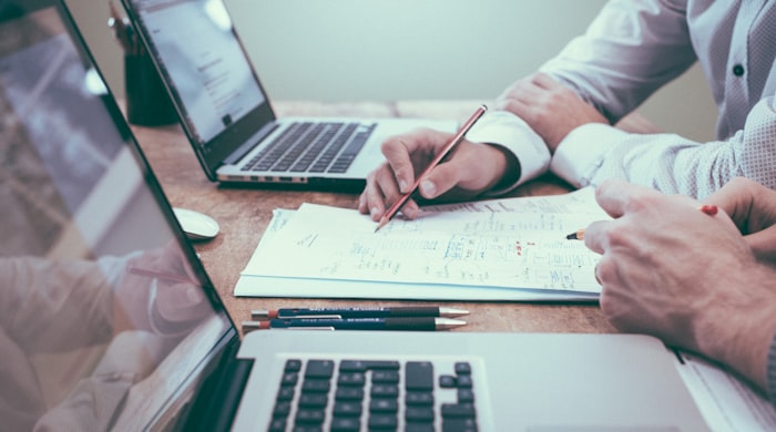 Checklist di clipboard yang merepresentasikan proses audit dan testing sebelum launch migrasi website