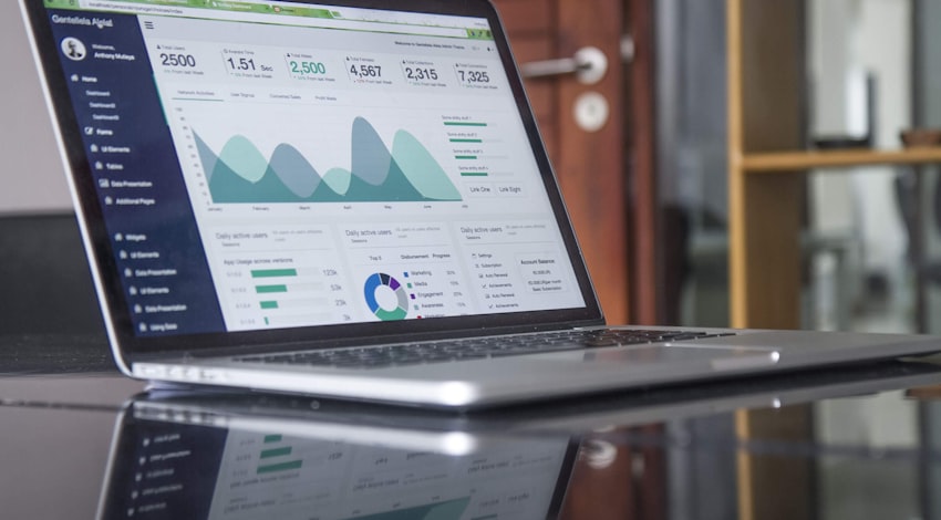 Tampilan dashboard analisis SEO dengan grafik performa website dan data ranking keyword