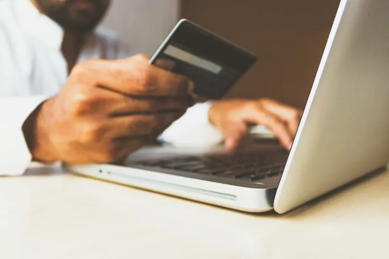 Tampilan toko online WooCommerce yang responsif di perangkat mobile smartphone