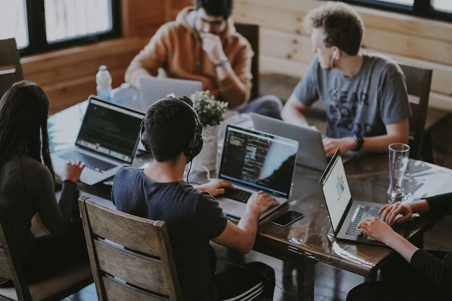 Tim developer kolaborasi merencanakan pengembangan aplikasi mobile dengan berbagai pendekatan teknis