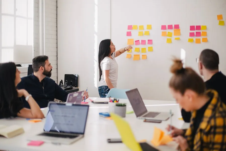 Tim bisnis berdiskusi tentang strategi digital dan pengembangan aplikasi untuk pasar Indonesia