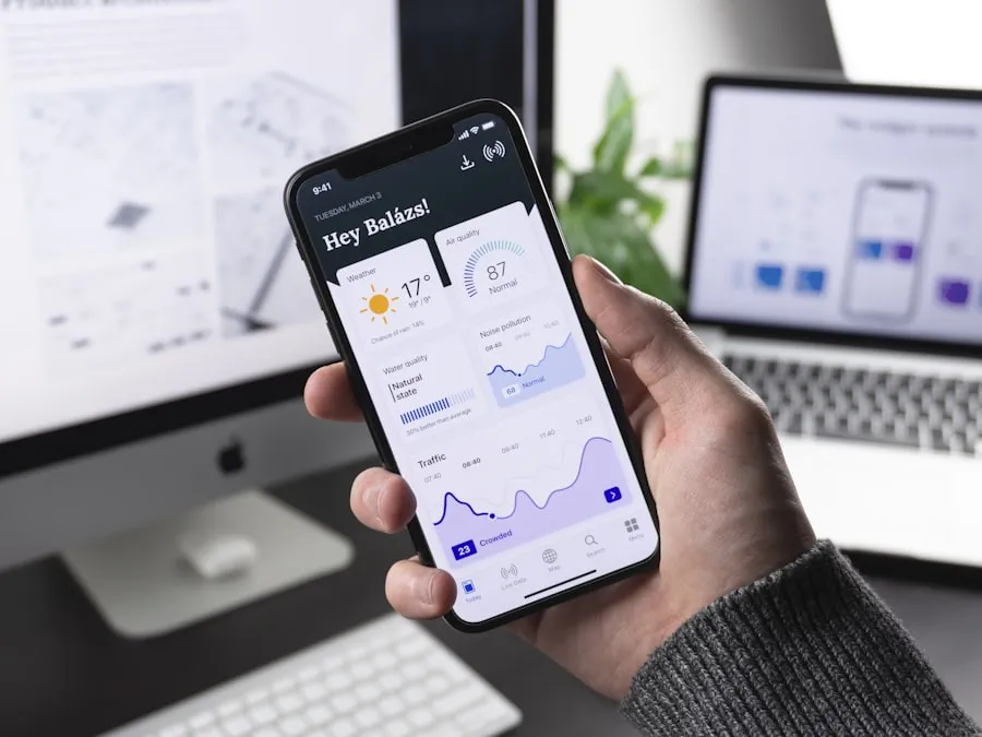 Developer mengerjakan proyek pengembangan aplikasi mobile dengan berbagai perangkat untuk testing di workspace modern
