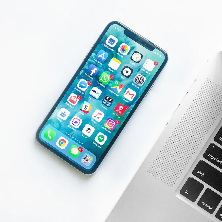 Pengguna memegang smartphone menampilkan aplikasi mobile yang bisa dibangun dengan berbagai pendekatan pengembangan