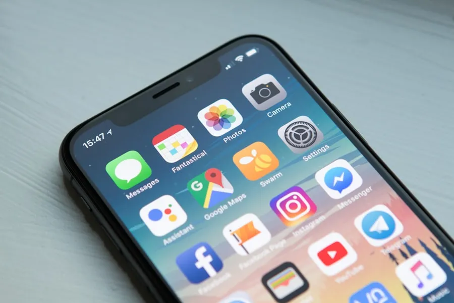 Smartphone menampilkan Progressive Web App di browser yang bisa diakses tanpa perlu download dari app store