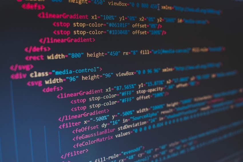 Menulis artikel blog berkualitas di laptop untuk strategi content marketing dan SEO