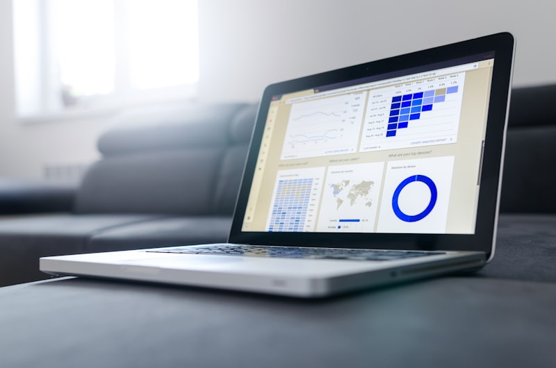 Grafik data-driven marketing menunjukkan performa campaign dan analisis conversion funnel