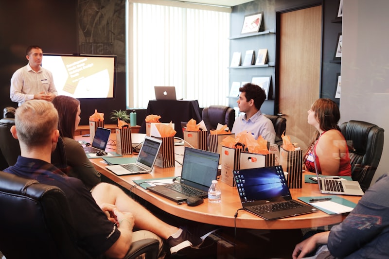 Tim marketing berdiskusi strategi dalam workshop — kolaborasi dengan data sebagai bahasa bersama