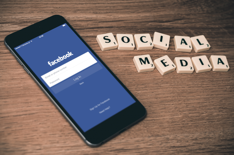 Metrik SEO dan digital marketing di layar untuk analisis performa kampanye