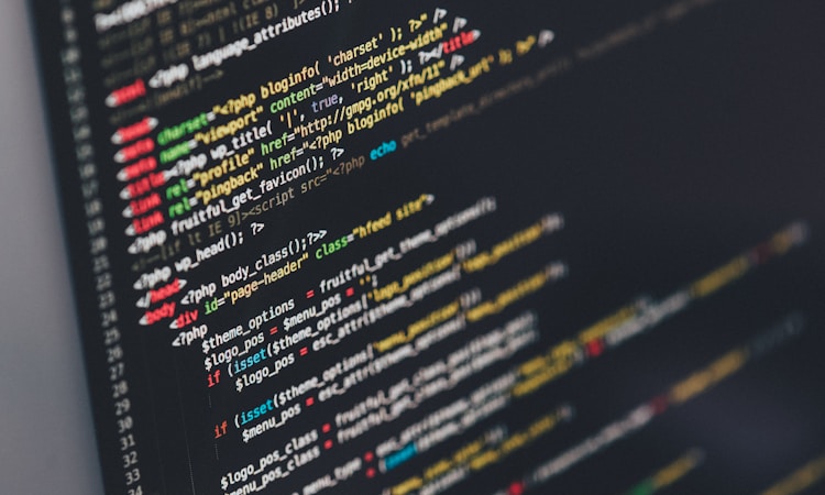Perbandingan kemampuan kustomisasi dan coding antara WordPress, Shopify, dan Webflow