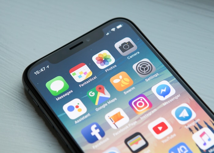 Ilustrasi website responsive design yang tampil optimal di berbagai perangkat mobile dan desktop
