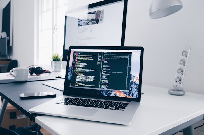 Programmer menulis kode JavaScript untuk pengembangan aplikasi mobile React Native