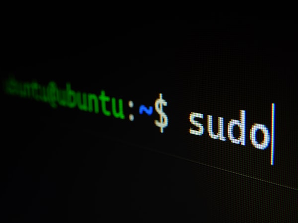 Developer muda bekerja dengan laptop di coworking space modern