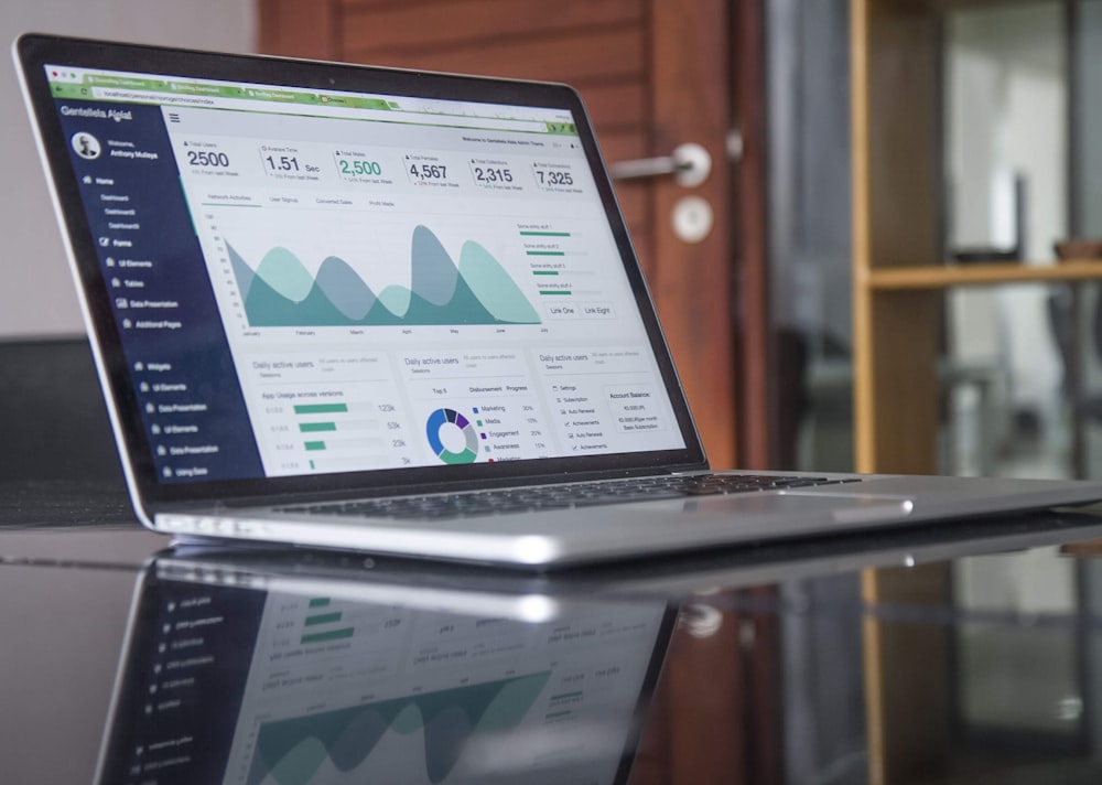 Dashboard analitik digital yang menampilkan grafik penjualan real-time dan metrik bisnis untuk pemilik toko retail