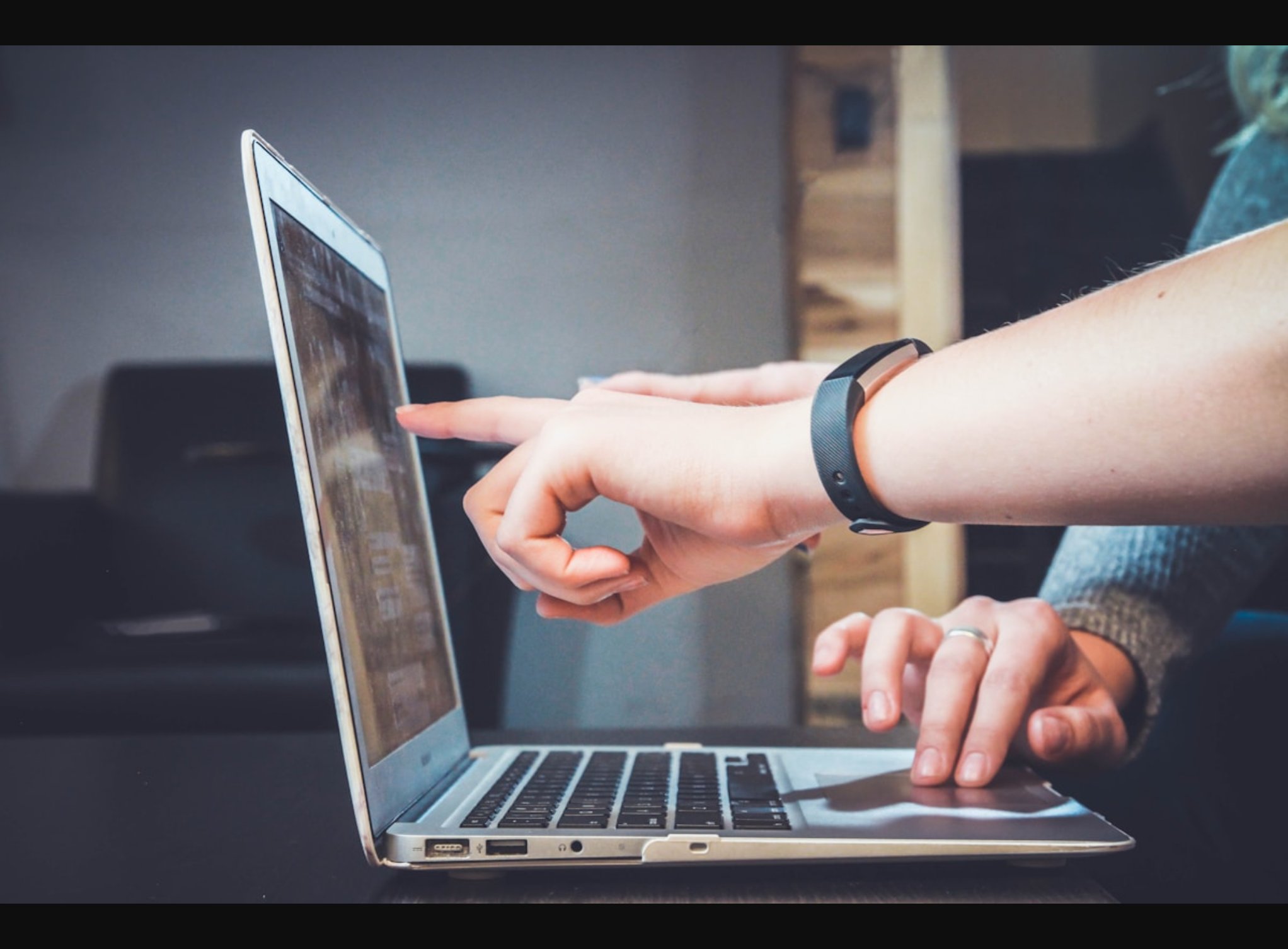 Laptop menampilkan dashboard toko online dengan grafik penjualan