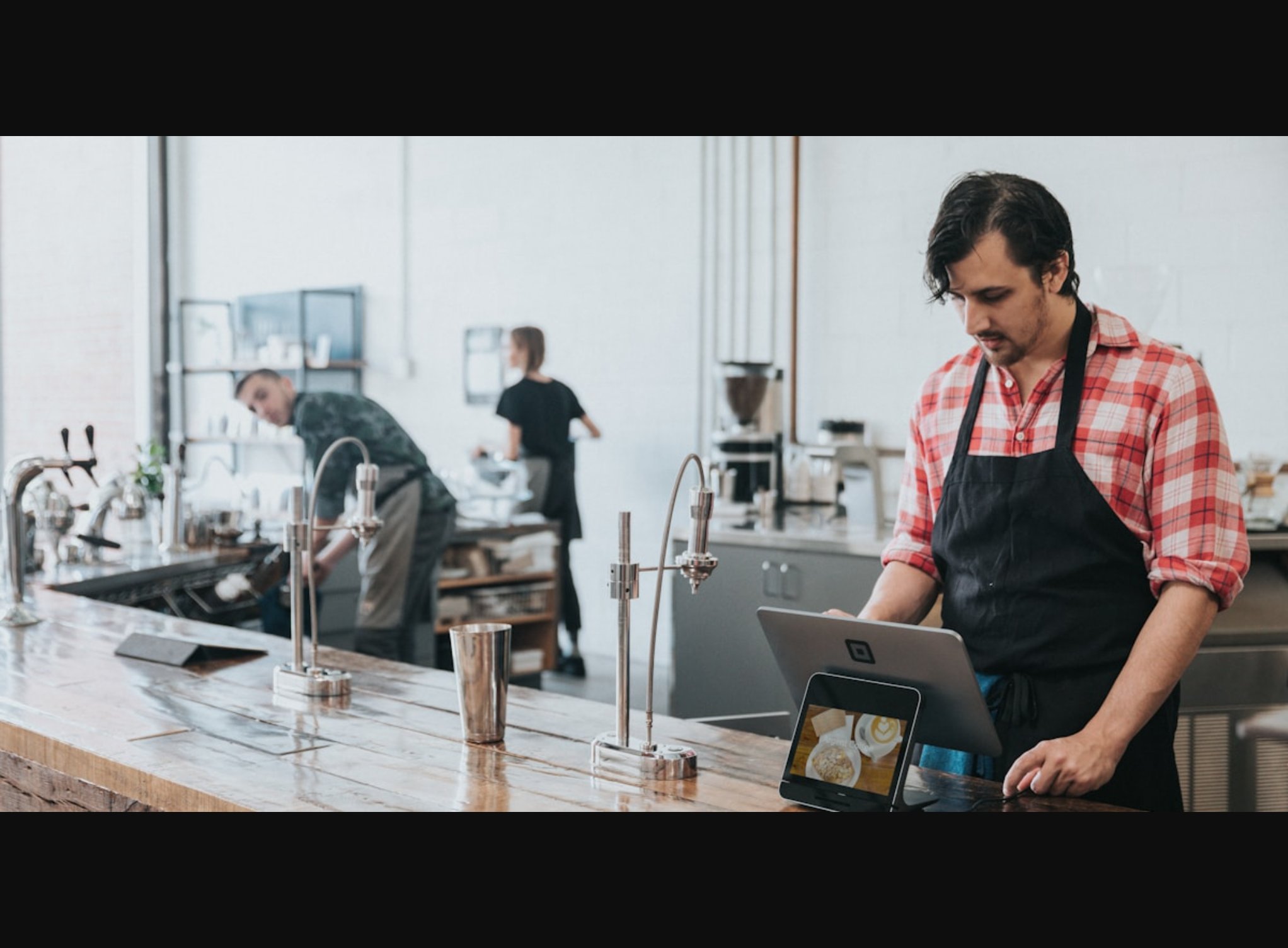 Seller marketplace sedang mengelola pesanan melalui smartphone